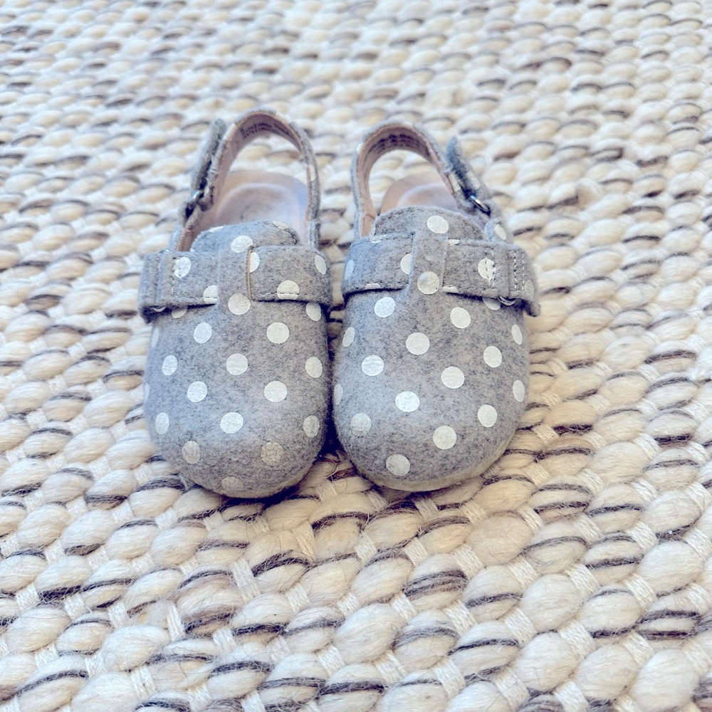 Like new Cat and Jack gray polka dot clogs with back strap. Toddler girl size 5